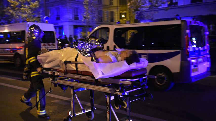 Fast zeitgleich wird das Szeneviertel im 10. und 11. Arrondissement von Paris zu einem Kriegsschauplatz. Gegen 21.25 Uhr fährt ein schwarzer Seat Leon an der Rue Bichat vor. Es fallen Schüsse ...