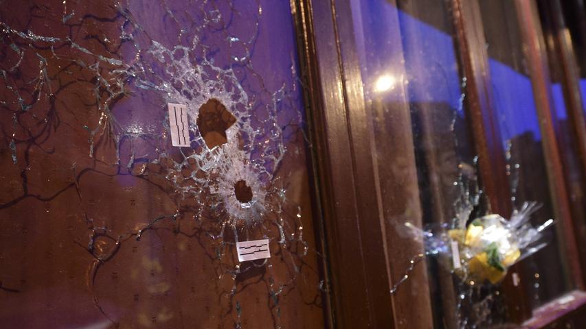 Kugeln durchschlagen die Fenster und die Tür des Bistros "Le Carillon", durchsieben das Lokal regelrecht. Die Täter haben aber ein weiteres Ziel ...