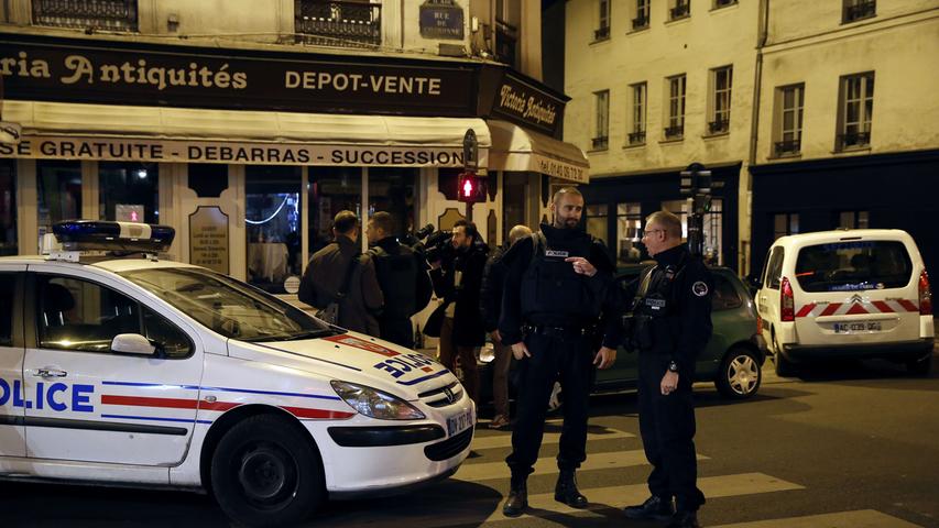 Paris wird in diesen Minuten zu einem Kriegsschauplatz, die schlimmsten Angriffe allerdings sollten erst noch folgen. Vor dem Restaurant "La Belle Équipe" taucht erneut ein schwarzer Seat auf, wieder wird geschossen. Hier töteten die Attentäter 19 Menschen, neun weitere verletzten sie lebensgefährlich.