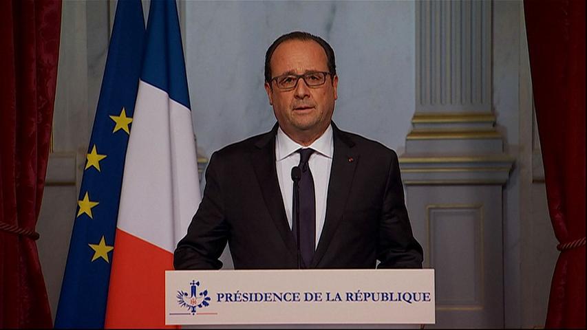 Mitternacht: François Hollande tritt vor die Presse. "Während ich spreche, finden Terrorangriffe von einem bisher nie dagewesenen Ausmaß im Großraum Paris statt", sagt er. Der Staatspräsident lässt das Militär aufmarschieren, schließt die Grenzen. "Gegenüber dem Terror muss Frankreich stark sein, es muss groß sein", sagt Hollande - und schließt mit den Worten: "Es lebe die Republik, es lebe Frankreich."