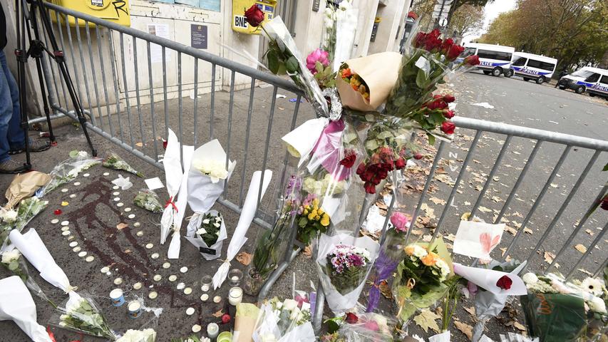 François Hollande ordnet eine dreitägige Staatstrauer an, die Welt ist schockiert von den Pariser Anschlägen. Mittlerweile wurde einer der Bataclan-Attentäter identifiziert, er ist französischer Staatsbürger. Doch viele Fragen bleiben vorerst offen. Die aktuellen Entwicklungen in unserem News-Blog.