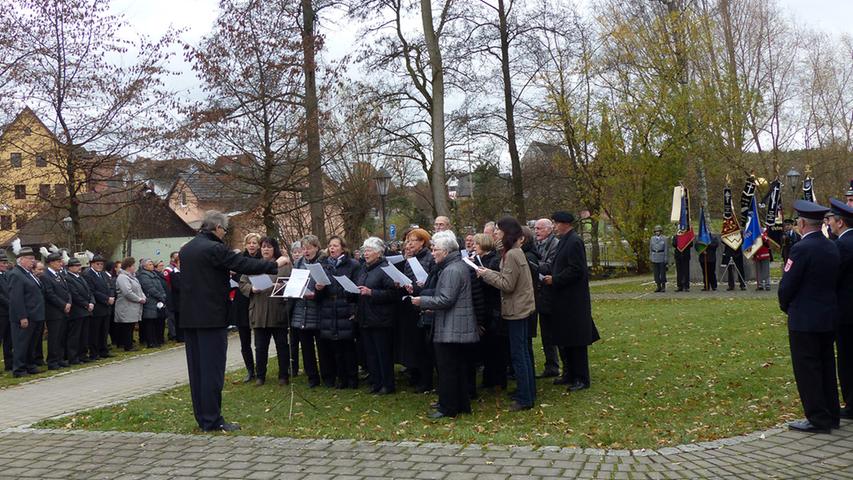 Volkschor und Blasorchester bildeten zusammen mit Abordnungen der örtlichen Vereine den Rahmen für die Gedenkfeier zum Volkstrauertag in Georgensgmünd.