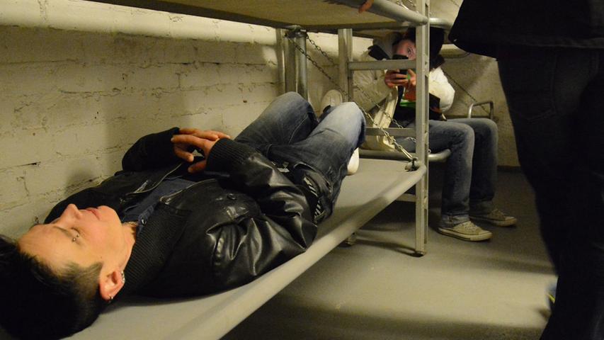Bettenprobe bei Bunker-Führung unter dem DB-Museum