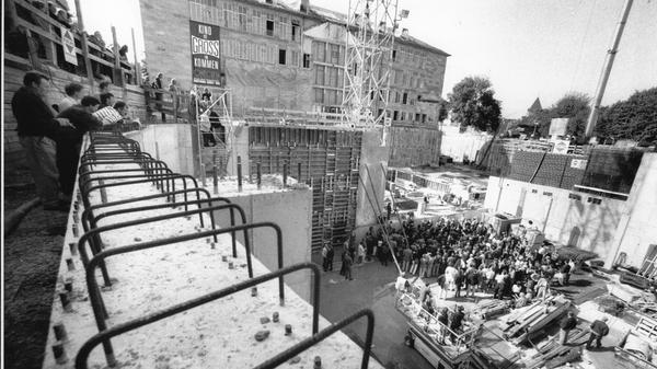 Am Donnerstag öffnet das Metroplex-Kino in Fürth seine Pforten für Kino-Fans. Auch das Nürnberger Multiplexkino hat dieses Jahr Grund zur Freude und feiert sein zwanzigjähriges Jubiläum. Wir erinnern uns in unserer historischen Bildergalerie an den Bau des Cinecitta und Imax-Kinos. Sechs Jahre dauerte es, bis der fränkische "Kino-Multi" Wolfram Weber sein Multiplex-Kino am Gewerbemuseumsplatz eröffnen konnte.