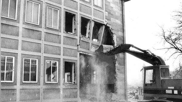 Nachdem der ursprüngliche Plan einer Kombination von Lichtspielhaus und Stadtbibliothek nicht aufging, da kommunale Kassen ein solchen Projekt nicht finanzieren konnten, gingen die Bauherren 1993 getrennte Wege.