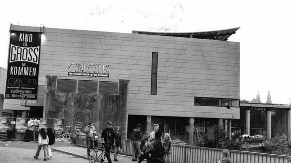 Und so sah das Multiplexkino damals von außen aus.