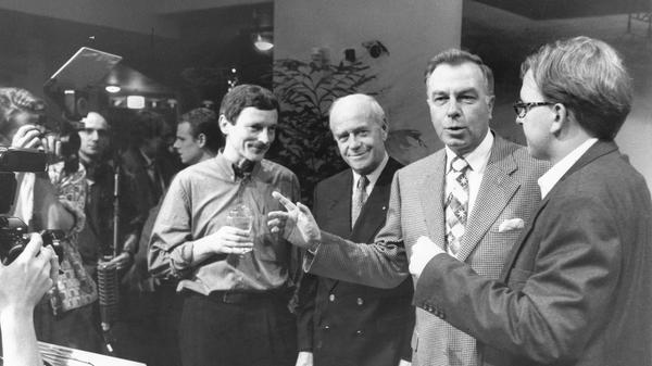 Die Festredner retteten sich damals im Gedränge kurzerhand auf die Bühne: Kinobesitzer Wolfram Weber, Regierungspräsident Heinrich von Mosch, OB Peter Schönlein und Geschäftsführer Kai Lauterbach (v.li.).