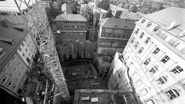 Am 22. Dezember 2001 war es dann so weit, nach zwei Jahren Bauzeit eröffnete das 60 Millionen Mark teure Projekt in 30 Metern Tiefe. Nicht nur die 600 Quadratmeter große Leinwand, sondern auch die Rundumbeschallung beeindruckten die Besucher. Das MAD-Simulationskino mit 48 Plätzen öffnete im Februar 2002.