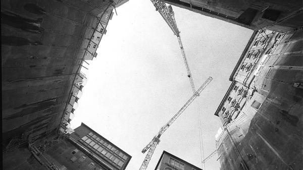 Zunächst wollte Weber am 16. Juli 2000, dem Stadtgeburtstag, das Imax-Theater eröffnen. Beim Spatenstich im Oktober 1999 wurde die Eröffnung bereits für Ende 2000 oder Anfang 2001 datiert. Die Baugrube war 35 Meter tief.