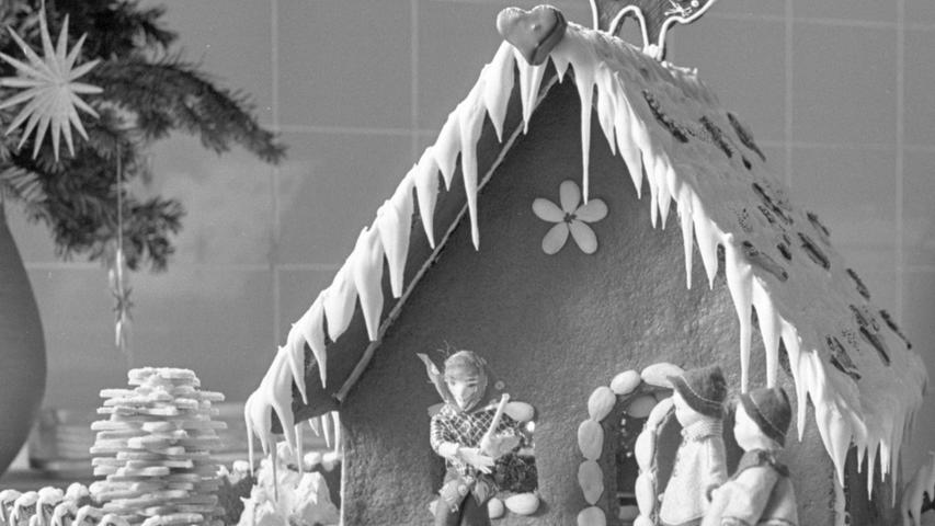 "Nürnberger Busserl" sind keine Küsse von besonderer Art, sondern schlichte braune Plätzchen, die auf einen bunten Weihnachtsteller gehören. Die Lehrküche im Hochhaus am Plärrer hält wieder viele Rezepte dafür bereit.
 Hier geht es zum Artikel vom  18. November 1965: Aus der Backröhre duftet es.