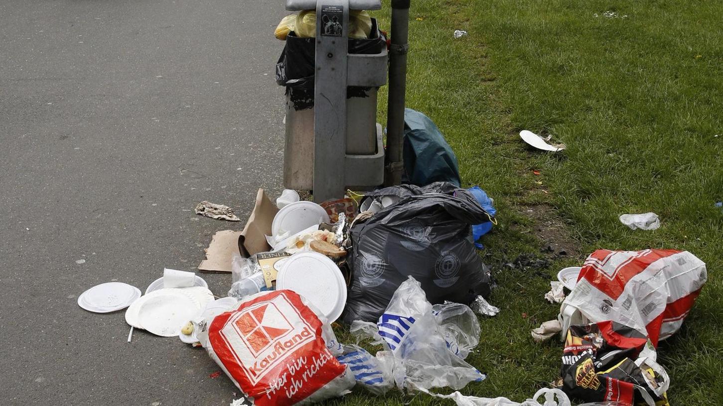 Müllhalden neben den Abfalleimern sind ein Ärgernis für die Stadt Nürnberg.