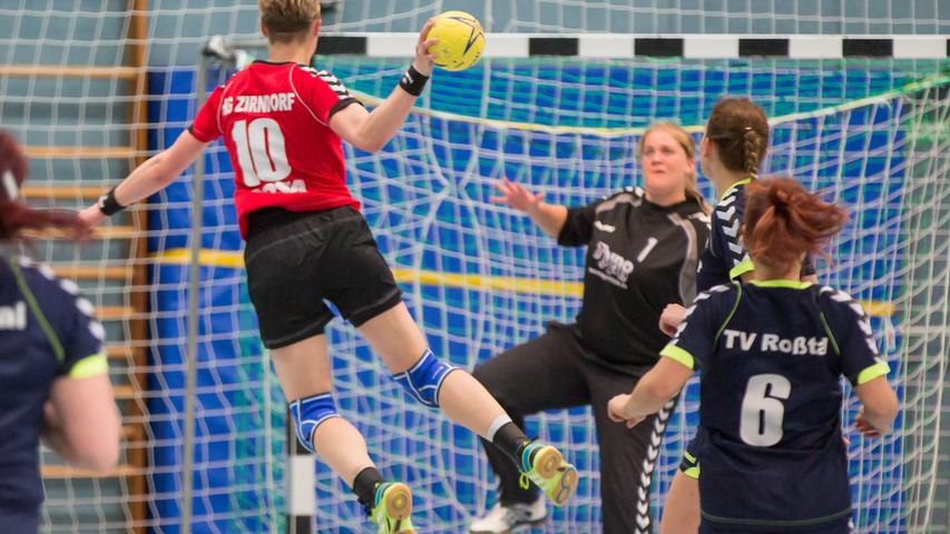 15.11.2015 --- Handball --- Saison 2015 2016 --- Bezirksoberliga BOL Frauen : HG Zirndorf - TV Roßtal --- Foto: Sport-/Pressefoto Wolfgang Zink / MWei --- Evi Vogt (10, HG Zirndorf )..