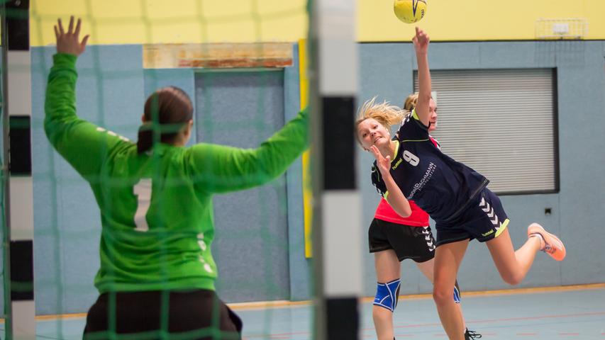 15.11.2015 --- Handball --- Saison 2015 2016 --- Bezirksoberliga BOL Frauen : HG Zirndorf - TV Roßtal --- Foto: Sport-/Pressefoto Wolfgang Zink / MWei --- Simone Strecker (9, TV Roßtal ) gegen Nicole Bystrich (1, HG Zirndorf )..