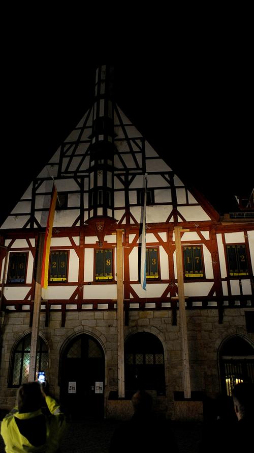 Die Stadtwerke Forchheim haben ausprobiert, wie die Forchheimer Altstadt nachts am besten aussieht - romantisch illumniniert oder kontrastreich angestrahlt. Die Rathausfassade in einem gelblichen Ton.