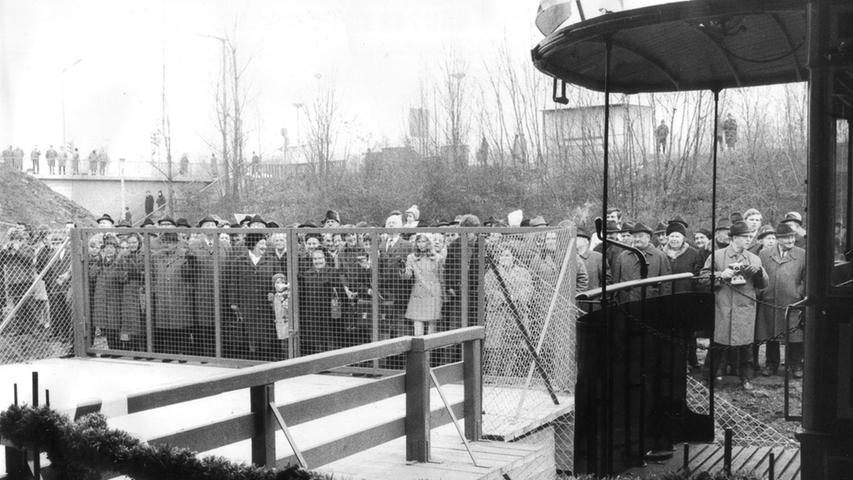 Auf dem Foto warten viele Bürger an der Bauernfeindstraße auf den ersten Zug.