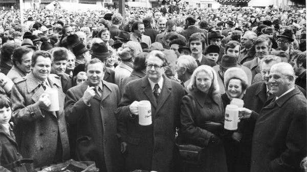 Am 29. Januar 1978 wird die Strecke Altstadt (Weißer Turm / Lorenzkirche) nach Langwasser eröffnet. Die NN schreiben dazu: "Nürnberger stürmten ihre U-Bahn" (Prominenz hebt den Krug zum Prosit. V.li.: MdB Hans Batz, Bundesjustizminister Dr. Hans-Jochen Vogel, Frau Lilo Urschlechter, Frau Jaumann, Wirtschaftsminister Anton Jaumann, OB Andreas Urschlechter).