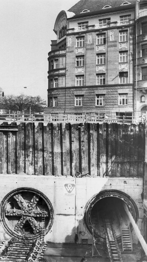 1989: Links ist noch das Schneidwerkzeug der Schildvortriebsmaschine an der U-Bahn-Baustelle Wöhrder Wiese, künftige U2, zu erkennen. Allein der Maschineneinsatz kostete 30 Millionen Mark.
 Die deutliche Verkehrsentlastung durch die U-Bahn (gerade auch durch ihren Weiterbau durch die Altstadt) ermöglichte schlussendlich die Verkehrsberuhigung der Nürnberger City und die Anlage einer der größten Fußgängerzonen in Deutschland.