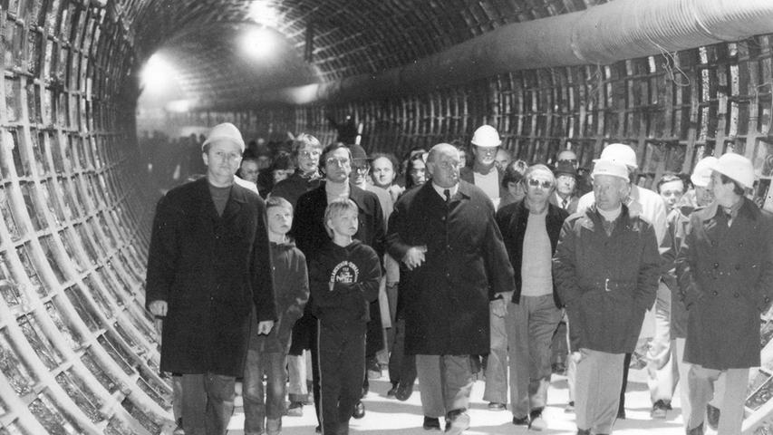 An der "Zug-Spitze": OB Dr. Andreas Urschlechter und (re. daneben) Pressesprecher Walter Schatz und Friedemann Müller, Chef des U-Bahn-Bauamtes, führen einen Zug von 15.000 Menschen an. Sie alle wanderten 1976 durch den U-Bahn-Tunnel vom Weißen Turm bis unter das Nassauer Haus.