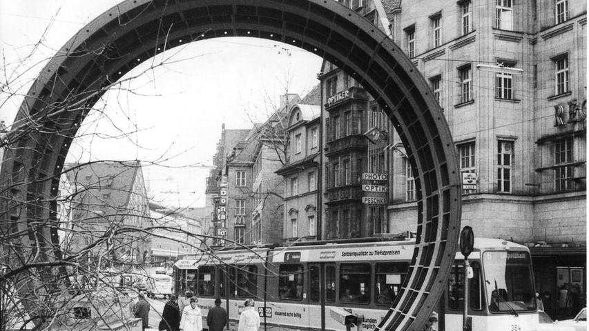 Im Januar 1978 sind die Tage der Straßenbahn in der Altstadt gezählt. Aus solchen Stücken wurden die Tunnelstrecken - hier beim Tübbing am Königstor - zusammengebaut.