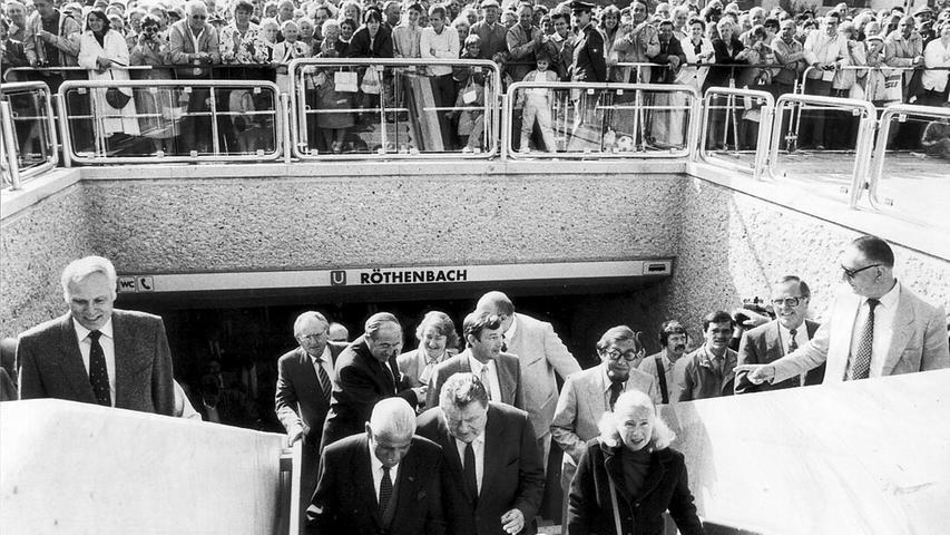 Bei der Eröffnung der U-Bahn Röthenbach im September 1986 waren wieder hochrangige Politiker zugegen (Vorne von links: Nürnbergs damaliger Oberbürgermeister Andreas Urschlechter, daneben der damalige bayerische Ministerpräsident Franz Josef Strauß, daneben Lilo Urschlechter. Hinter Strauß: Günter Beckstein).