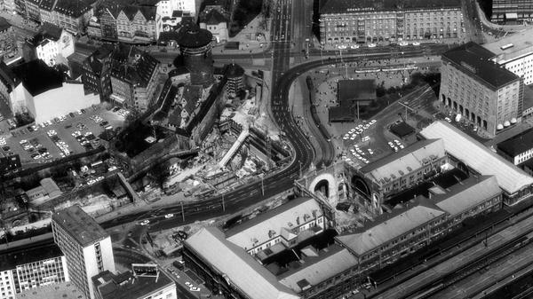 Vieles wurde erwogen und verworfen, die U-Bahn dagegen wühlte sich im Untergrund immer weiter. 1975 klaffte ein großes Loch im Nürnberger Hauptbahnhof: eine weitere U-Bahn-Baustelle.