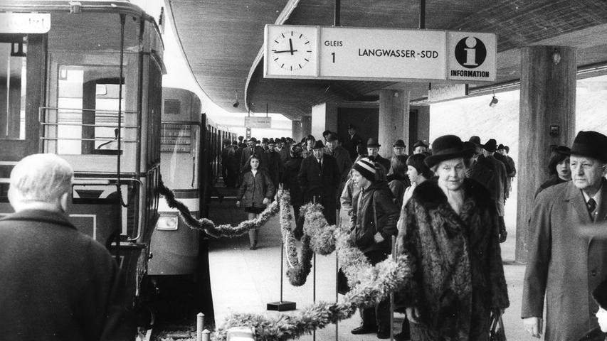 Die Fahrgäste probierten an diesem Tag die erste U-Bahnlinie U1 auf 3,7 Kilometern von Langwasser-Süd bis zur Bauernfeindstraße aus.