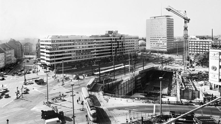Die Baustelle am Plärrer in Nürnberg 1978. Der U-Bahnhof wurde mit Bahnsteigen auf zwei Etagen und damit als Umsteigebahnhof angelegt.