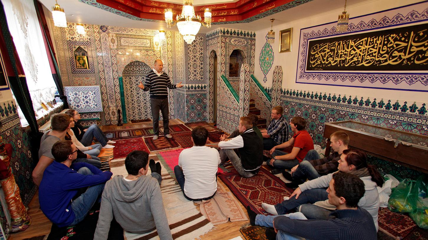 In der Nürnberger Südstadt bring Ali Nihat-Koc Gruppen, bestehend aus Kindern bis hin zu Senioren, auf anschauliche Weise die islamische Kultur näher.