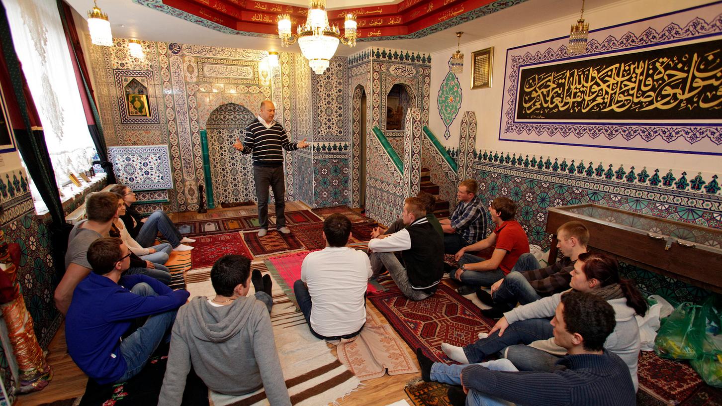 Die Begegnungsstube Medina mit Ali-Nihat Koc (Mitte) ist auch bei den christlich-islamischen Dialogwochen 2016 mit dabei. Die Begegnungsstube Medina mit Ali-Nihat Koc (Mitte) ist auch bei den christlich-islamischen Dialogwochen 2016 mit dabei.