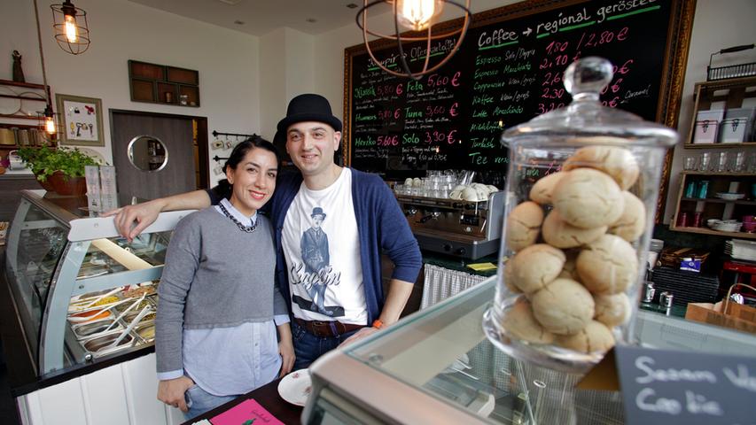 Gesundes türkisches "Freshfood" in Form von Ofenkartoffeln bieten Yusuf Halistürk und seine Frau Semiha in ihrem Lokal "Krummbeere" in Gostenhof an.