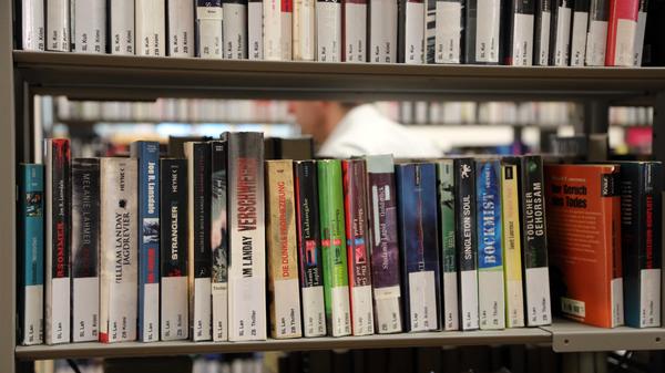 Es sind über eine halbe Million Bücher und weitere Medien, die die Stadtbibliothek 70.771 Bürgerinnen und Bürgern zur Verfügung stellt. Die Stadt nimmt aus den Gebühren rund 376.000 Euro ein. Der städtische Zuschuss pro Jahr beträgt 9,9 Mio. Euro.