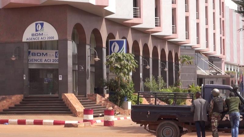 Zu dem Anschlag auf ein Hotel in Mali bekannten sich Berichten zufolge zwei mit dem Terrornetzwerk Al-Kaida verbundene Islamistengruppen.