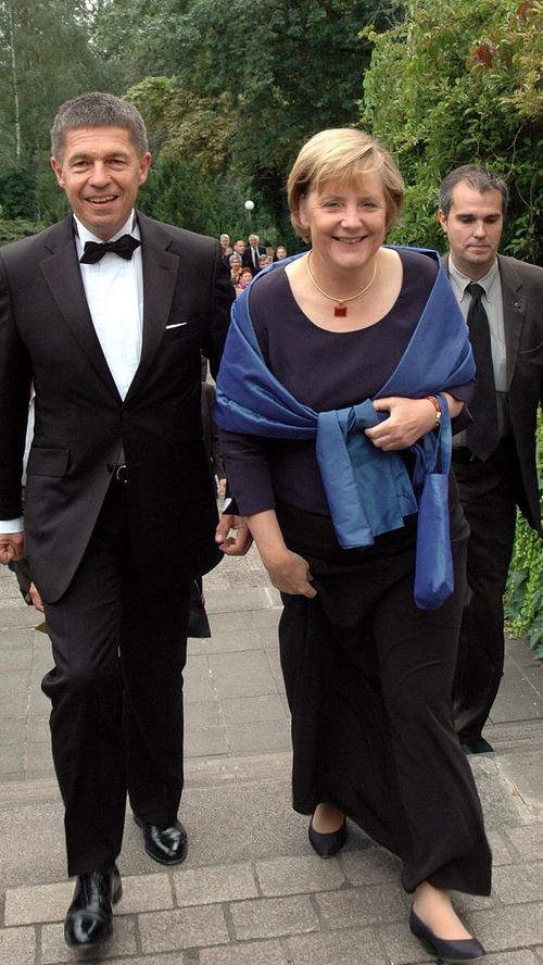 Merkel als Wagner-Fan: Ohne großen sichtbaren Begleitschutz flanierte Bundeskanzlerin Angela Merkel mit Ehemann Joachim Sauer im Jahr 2006 um das Festspielhaus auf dem Grünen Hügel in Bayreuth. Bei den Bayreuther Festspielen schaut die Kanzlerin immer wieder vorbei. Zuletzt auch im Juli 2019.