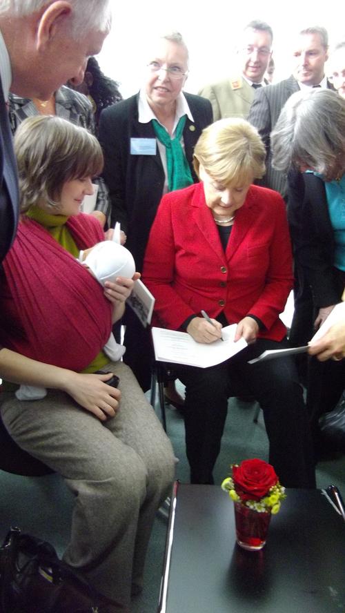 2011 besuchte Angela Merkel Nürnberg im Rahmen des Ehrenamtlichenempfangs. Kurz zuvor - am 11. März 2011 - ereignete sich die Atomkatastrophe im japanischen Fukushima. Merkel entschloss sich kurz danach zur Energiewende. Im Juni besiegelt der Bundestag den Ausstieg aus der Atomkraft bis 2022.