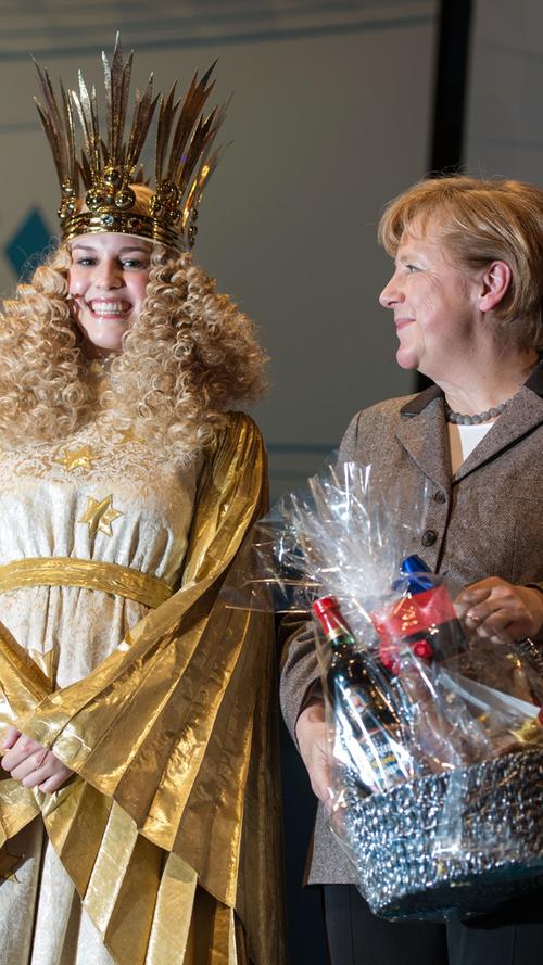 Im Winter 2014 kehrt die Kanzlerin wieder einmal nach Nürnberg zurück. Beim CSU-Parteitag im Dezember bekommt sie vom ehemaligen Nürnberger Christkind Teresa Treuheit einen Geschenkkorb überreicht.