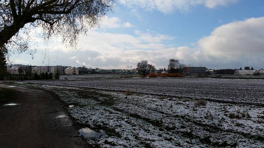 In Großreuth in Nürnberg sind die Felder und Wege weiß bestreut.