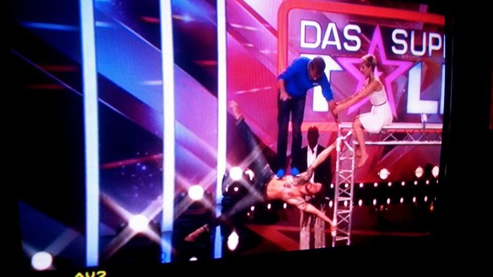 Frank Schmidpeter hängt an der Traverse und Dieter Bohlen steht auf ihm. Frank Schmidpeter hängt an der Traverse und Dieter Bohlen steht auf ihm.