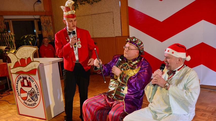 Viel Spaß und Unterhaltung boten die Mitglieder der Narrlangia Rot-Weiß ihren Gästen bei der Narrendämmerung im Saal von St. Kunigund. Der neue Gesellschaftsorden wurde auch vorgestellt.