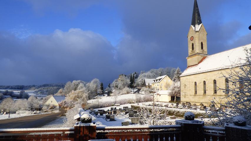 Die Sonne lässt die weiße Schneedecke glitzern. Mehr Schnee-Bilder aus der Fränkischen Schweiz gibt es hier.