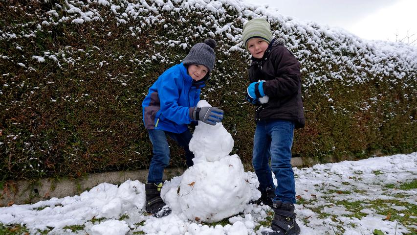 Marvin (9) und Jonas (7) aus Neumarkt besuchen ihre Oma in Pilsach und bauen dort einen ersten kleinen Schneemann.