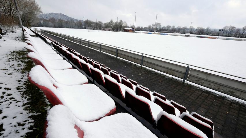 Der verschneite Platz des BSC Woffenbach: An diesem Wochenende fiel der Amateurfußball im gesamten Bezirk aus.