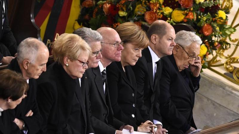 Im November 2015 kam Henry Kissinger einmal mehr nach Deutschland - aus traurigem Anlass: Er nahm am Staatsakt für den verstorbenen Alt-Kanzler Helmut Schmidt teil.
