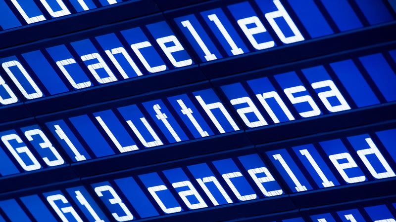 Die Lufthansa hinkt bei den Rückerstattungen von ausgefallenen Flügen aufgrund der Corona-Krise noch deutlich hinterher. Bis Ende August muss die Airline alle Flugtickets vollständig erstatten, fordern Verbraucherschützer.
