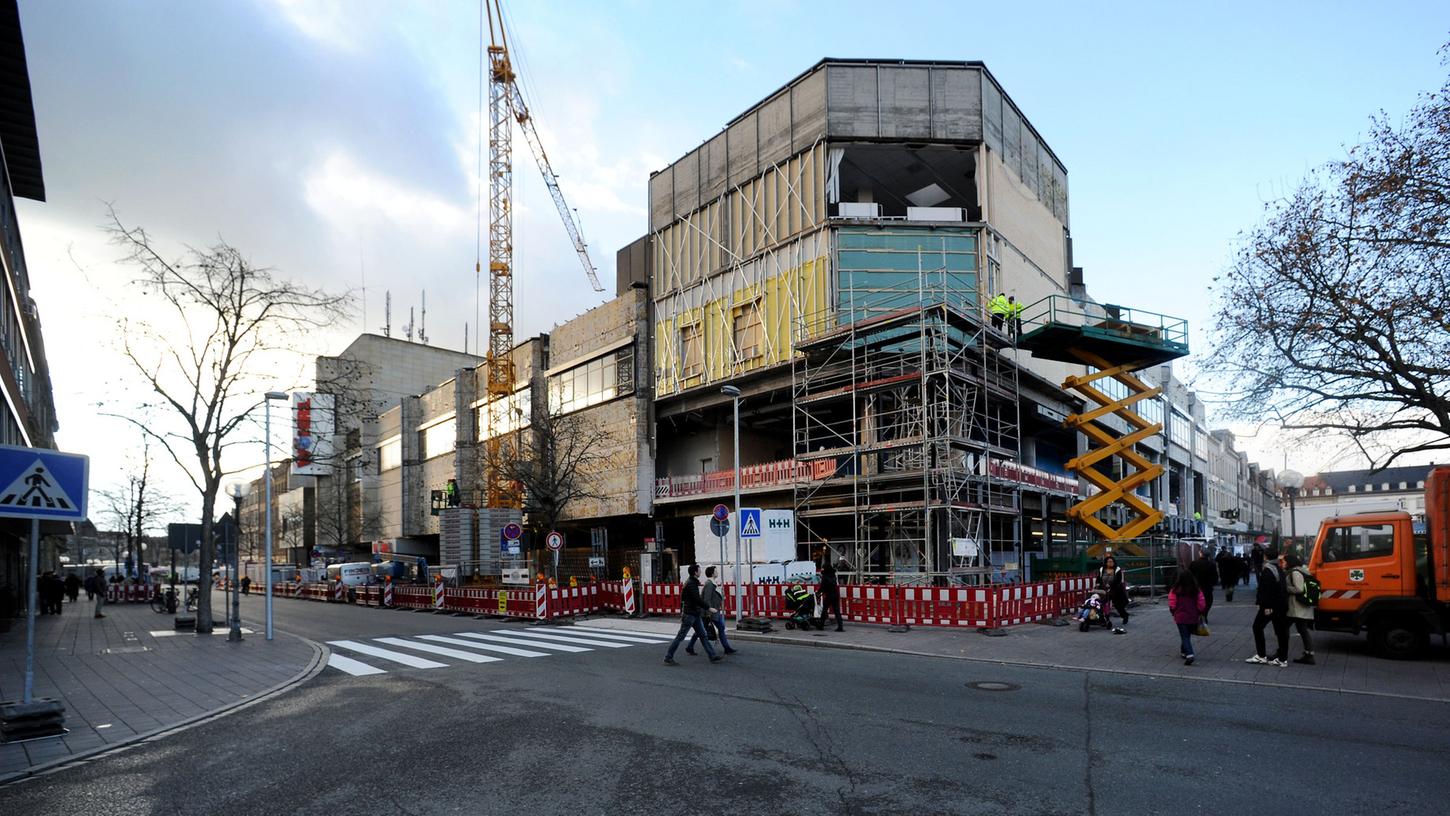 Das frühere Quelle-Kaufhaus entblättert sich, im Innern des Gebäudes läuft der Verkauf weiter. Das frühere Quelle-Kaufhaus entblättert sich, im Innern des Gebäudes läuft der Verkauf weiter.