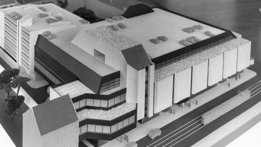 Das war die Vision 1975: ein "Warenhaus im Sandstein-Look". Wuchtige Sandsteinfassaden, untergliedert mit Fensterbändern, sollten das Bild beherrschen. Damals war die Rede von einem "ganz neuen Stil". Kostenpunkt: 35 Millionen Mark. Auch ein Parkhaus mit Parkflächen auf dem Dach sollte dazugehören.