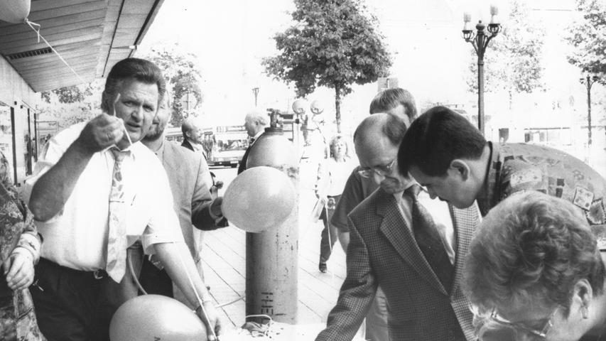 August 1996: Mitarbeiter von Hertie sammeln Unterschriften für den Erhalt ihrer Arbeitsstätte und Jobs.