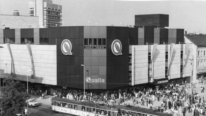 Im September 1977 feiert Fürth die Eröffnung des neuen Quelle-Kaufhauses.
