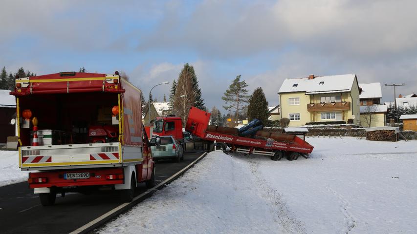 Am Dienstagmittag kam auf der Kreisstraße zwischen Lochbühl und Nagel im Landkreis Wunsiedel ein Sattelzugauflieger beim Rückwärtsfahren auf Spiegelglatter Straße links von der Fahrbahn ab und kippte in die Böschung hinab.
