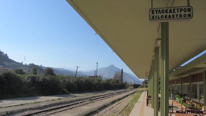 Die S-Bahn soll die inzwischen stillgelegte Peloponnes-Schmalspurbahn ersetzen, im Bild der alte Bahnhof von Xylokastro.