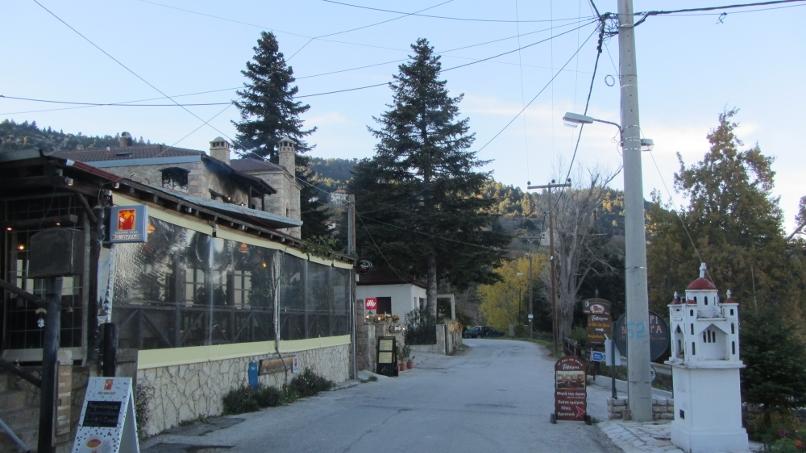 Blick auf die Hauptstraße von Ano Trikala, Berg- und Küstentourismus liegen in Xylokastro etwa gleich auf.